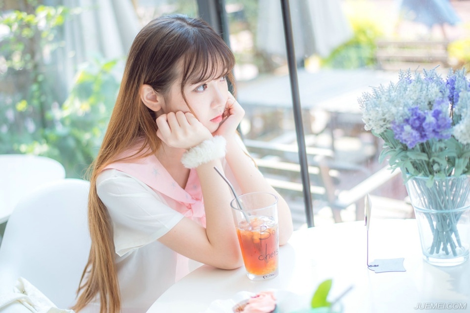 刘璝径直闯入刘璋的后院儿，询问了几个婢女家丁之后，便找到了刘璋的所在，都已经日上三竿，快到午时了，这时候竟然还在卧房，莫非真是身体不适？